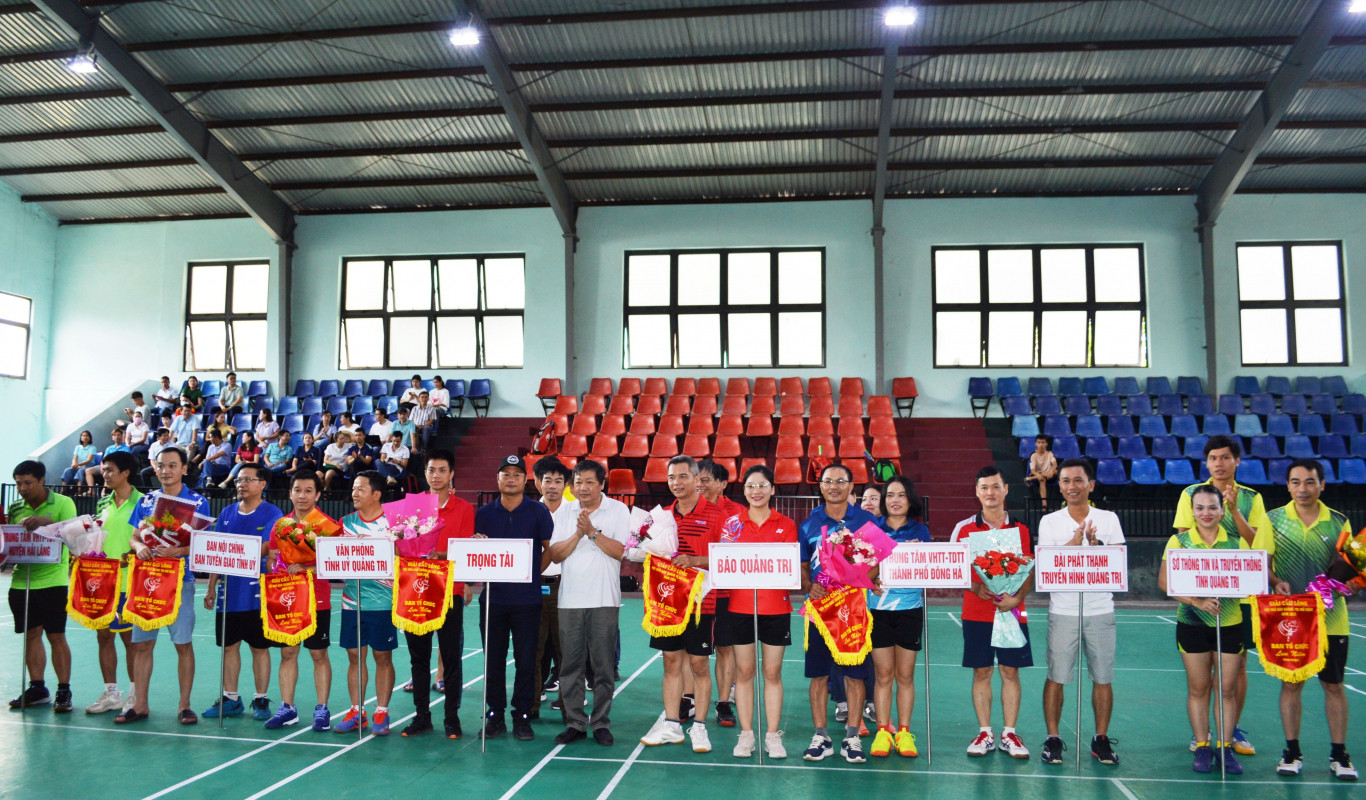 &Ocirc;ng Trương Đức Minh Tứ - TUV, Chủ tịch Hội Nh&agrave; b&aacute;o Quảng Trị tặng hoa v&agrave; cờ lưu niệm cho c&aacute;c đo&agrave;n vận động vi&ecirc;n